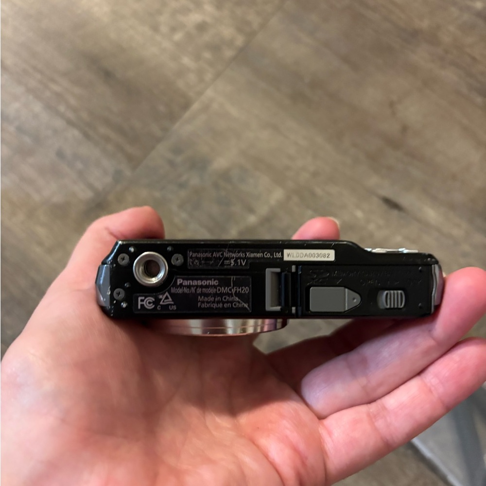 Panasonic Lumix Black and Silver Digital Camera - Picture 5 of 6